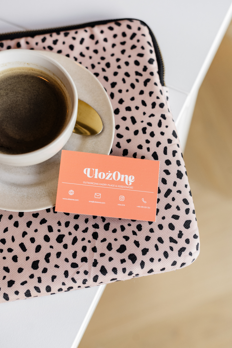 Filiżanka kawy z wizytówką UłożOne