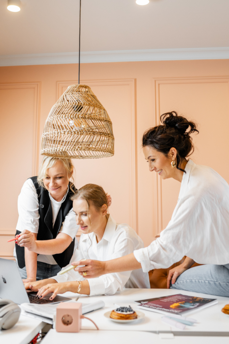Pracownice pochylają się nad dokumentami